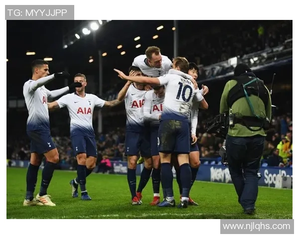 曼联主场迎战热刺的激烈对决回顾与赛后分析